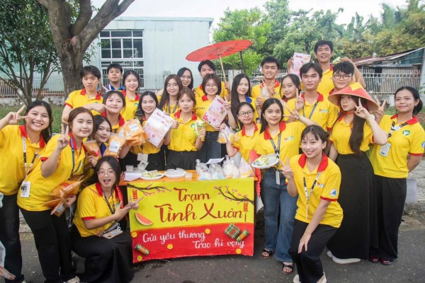 Tết Nguyên đán 2026: Sắc mai, đào, bánh chưng, bánh tét tràn ngập trường đại học