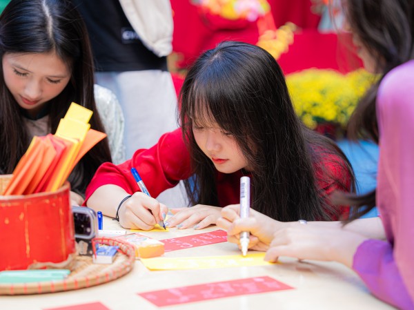 Tết Nguyên đán 2026: Sắc mai, đào, bánh chưng, bánh tét tràn ngập trường đại học