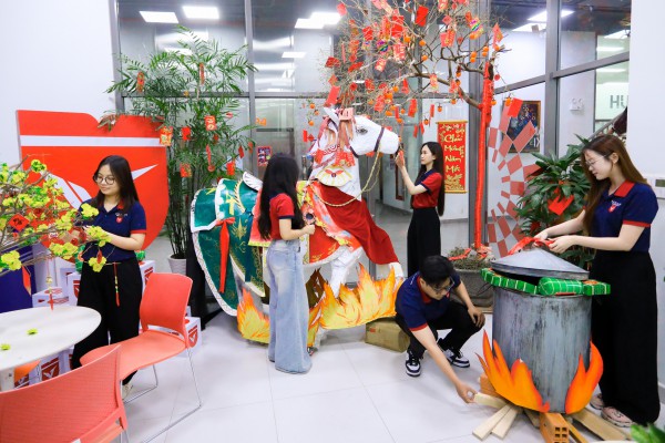 Tết Nguyên đán 2026: Sắc mai, đào, bánh chưng, bánh tét tràn ngập trường đại học