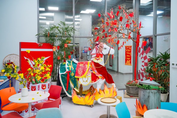 Tết Nguyên đán 2026: Sắc mai, đào, bánh chưng, bánh tét tràn ngập trường đại học