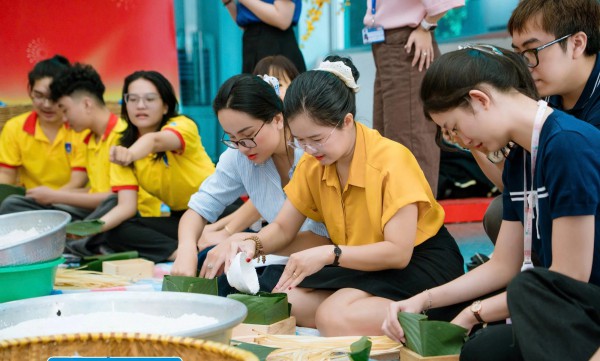 Tết Nguyên đán 2026: Sắc mai, đào, bánh chưng, bánh tét tràn ngập trường đại học