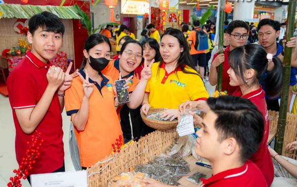 Tết 'ấm' từ nhà trường