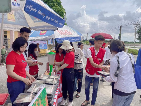 Thái Bình: Hỗ trợ thí sinh bằng những suất ăn đầy đủ dinh dưỡng