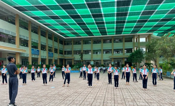 Thầy cô góp tiền làm mái che cho học sinh