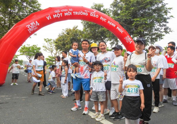 Thầy cô, học sinh và phụ huynh chạy bộ gây quỹ ủng hộ trẻ em bất hạnh