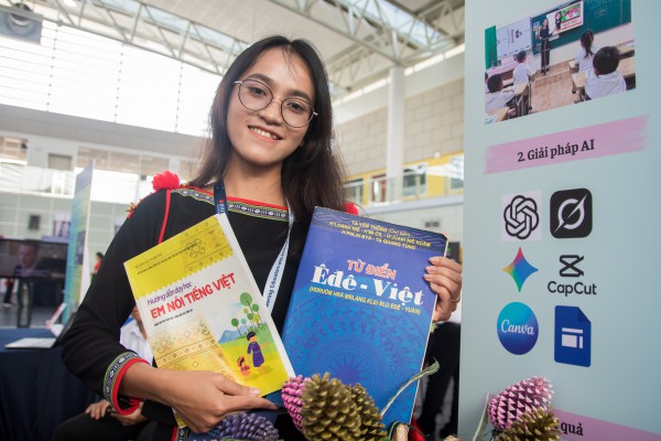 Thầy cô miền đất khó dùng AI giải 'cơn khát' công nghệ số cho học trò