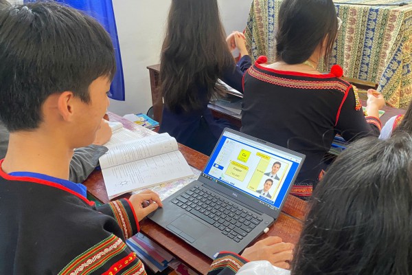 Thầy cô miền đất khó dùng AI giải 'cơn khát' công nghệ số cho học trò