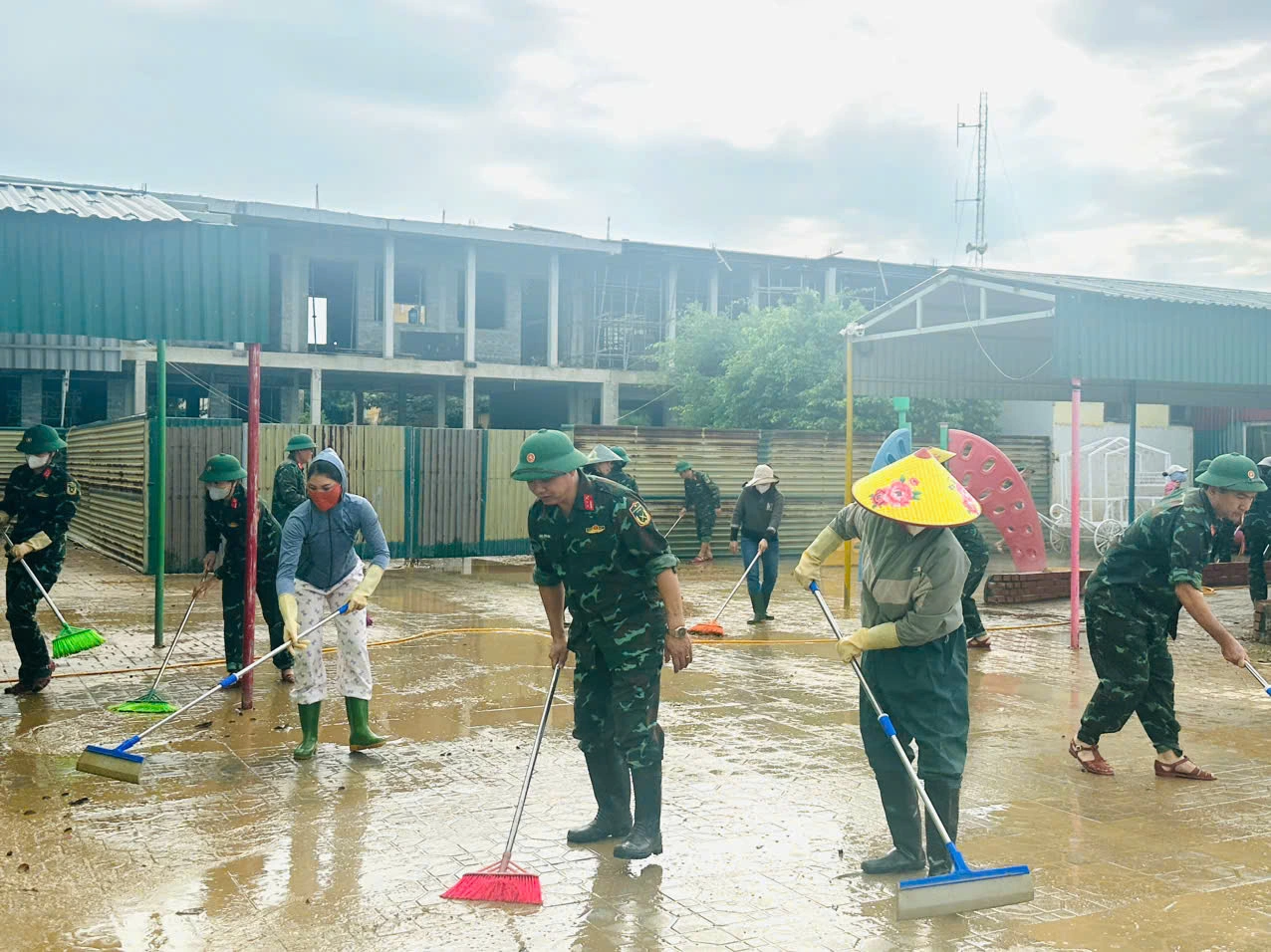 Thầy cô vùng lũ: Ở nhà đang ngổn ngang, nhưng trường phải sạch để đón học sinh