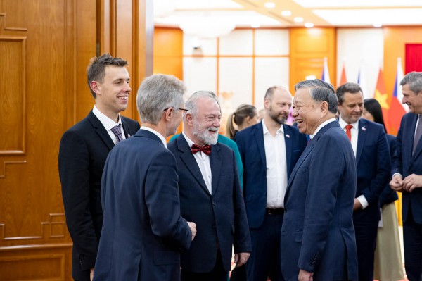 Thầy giáo Czech nói tiếng Việt như gió, làm việc nhiều người mơ ước Thầy giáo Czech nói tiếng Việt như gió, làm việc nhiều người mơ ước