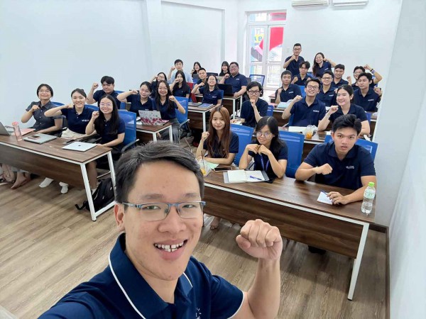 Thầy giáo đạt IELTS 9.0 tuyệt đối: Chính người thầy cũng có những người thầy