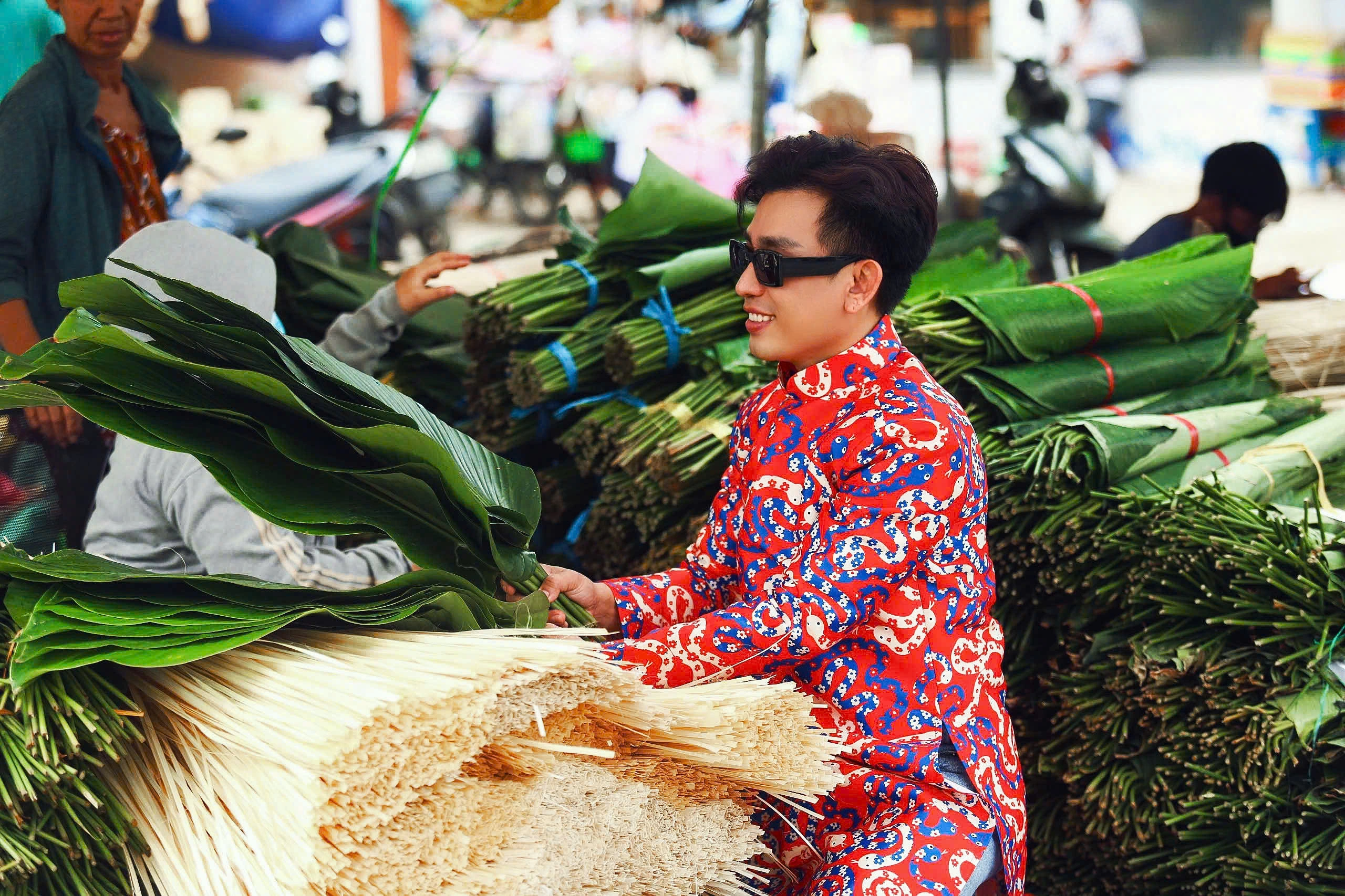 Thầy giáo gây sốt với bộ ảnh tết ngoài chợ lá dong, chợ Bà Hoa