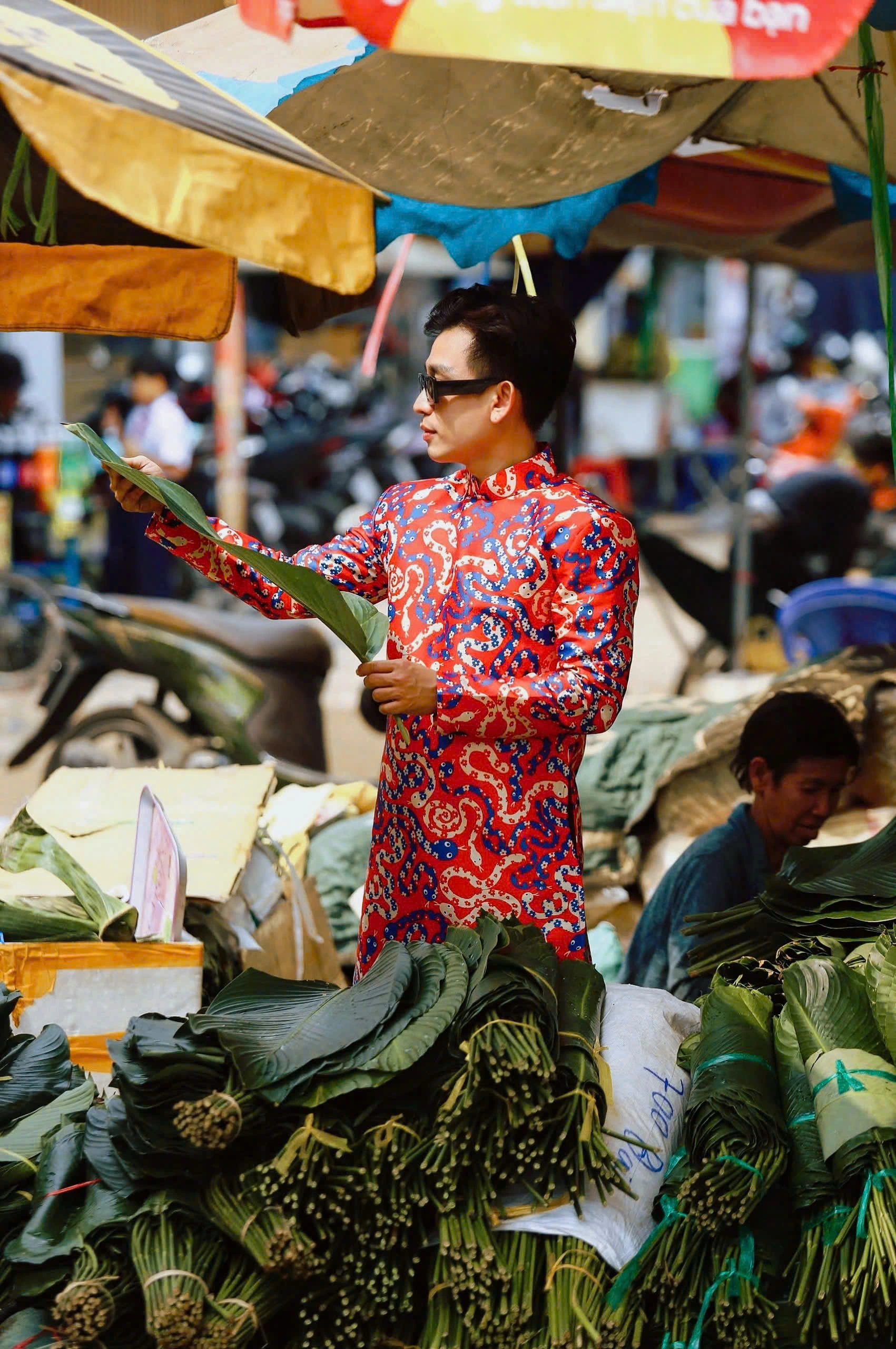 Thầy giáo gây sốt với bộ ảnh tết ngoài chợ lá dong, chợ Bà Hoa