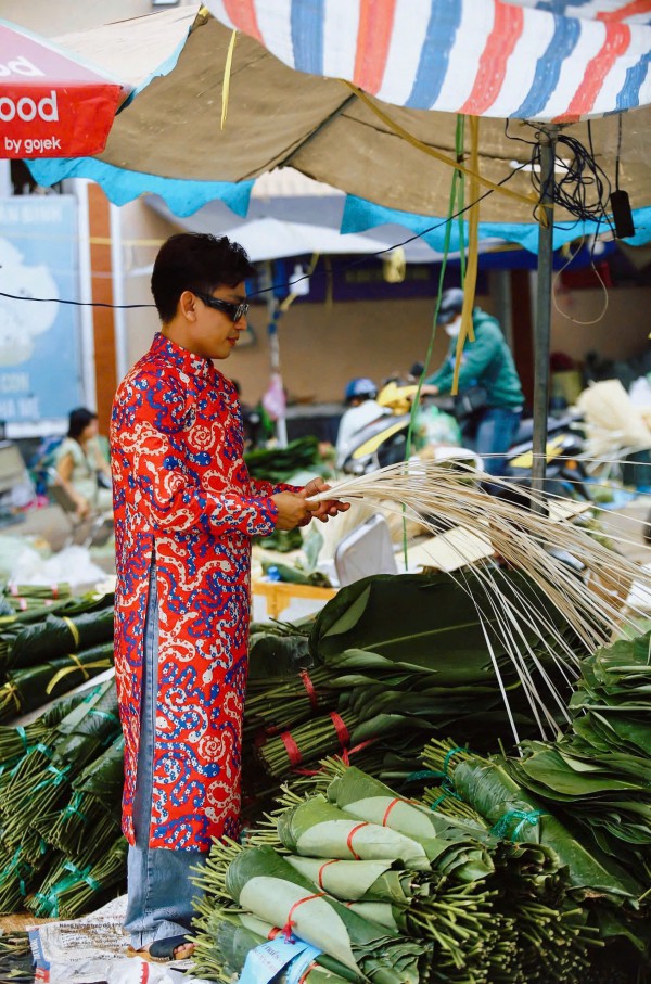 Thầy giáo gây sốt với bộ ảnh tết ngoài chợ lá dong, chợ Bà Hoa