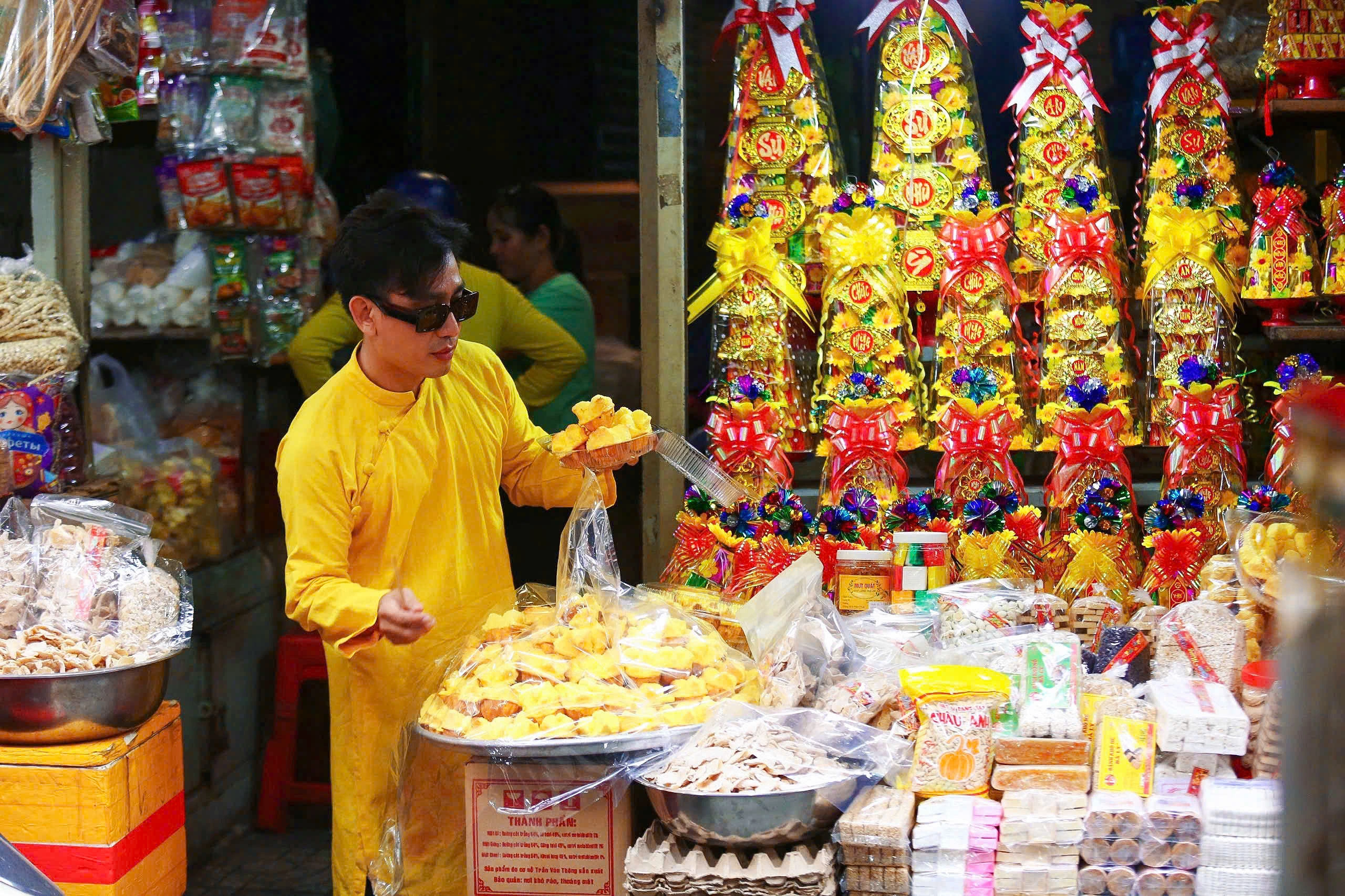 Thầy giáo gây sốt với bộ ảnh tết ngoài chợ lá dong, chợ Bà Hoa