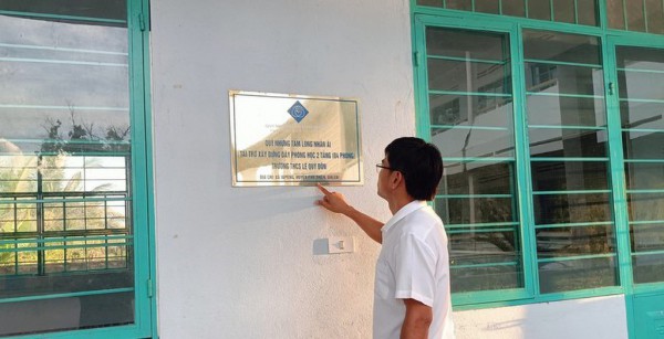 Thầy giáo kêu gọi tiền tỉ giúp học sinh vùng khó