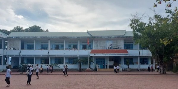 Thầy giáo kêu gọi tiền tỉ giúp học sinh vùng khó