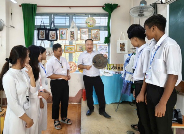 Thầy giáo vùng cao đem di sản văn hóa vào không gian lớp học