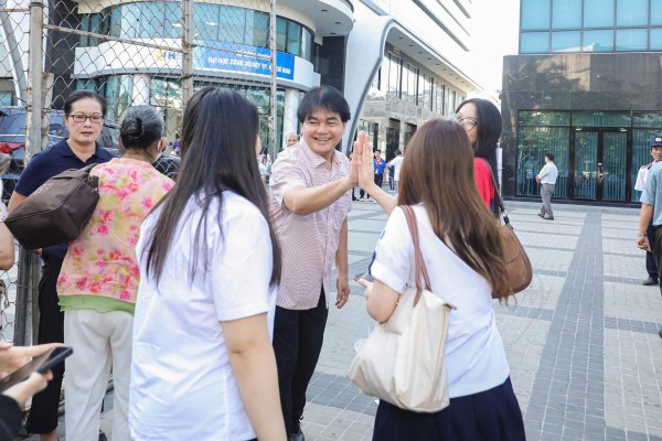 Thầy hiệu trưởng đến điểm thi từ 6 giờ sáng động viên học sinh thi năng lực