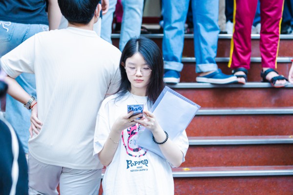 Thầy hiệu trưởng đến điểm thi từ 6 giờ sáng động viên học sinh thi năng lực