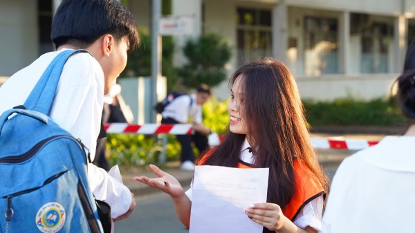 Thầy hiệu trưởng đến điểm thi từ 6 giờ sáng động viên học sinh thi năng lực