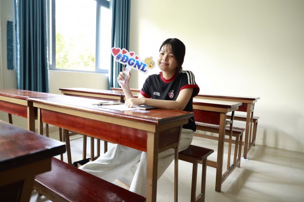 Thầy hiệu trưởng đến điểm thi từ 6 giờ sáng động viên học sinh thi năng lực