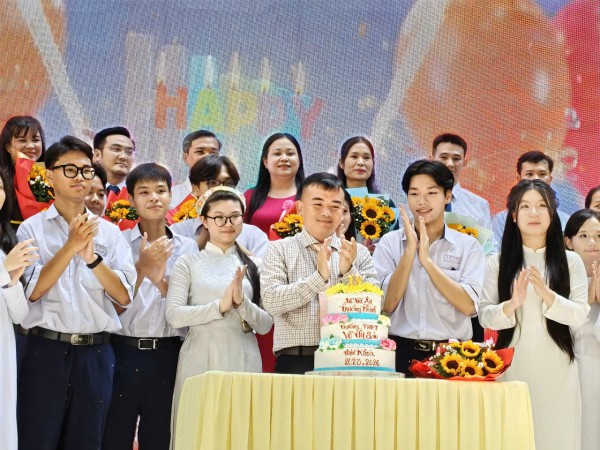 Thầy hiệu trưởng gửi gắm chữ 'tĩnh' với học sinh sắp thi tốt nghiệp THPT Thầy hiệu trưởng gửi gắm chữ 'tĩnh' với học sinh sắp thi tốt nghiệp THPT