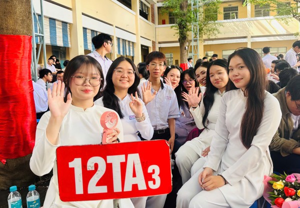 Thầy hiệu trưởng gửi gắm chữ 'tĩnh' với học sinh sắp thi tốt nghiệp THPT Thầy hiệu trưởng gửi gắm chữ 'tĩnh' với học sinh sắp thi tốt nghiệp THPT