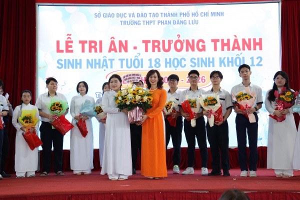 Thầy hiệu trưởng gửi gắm chữ 'tĩnh' với học sinh sắp thi tốt nghiệp THPT Thầy hiệu trưởng gửi gắm chữ 'tĩnh' với học sinh sắp thi tốt nghiệp THPT