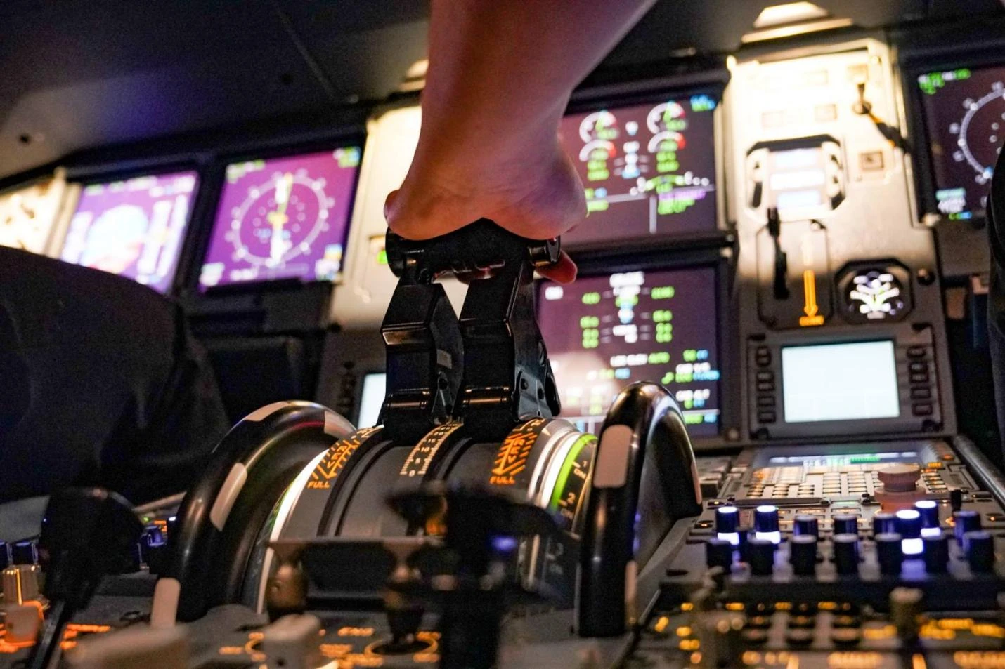 Thế nào là một Học viện Hàng không chuẩn quốc tế?