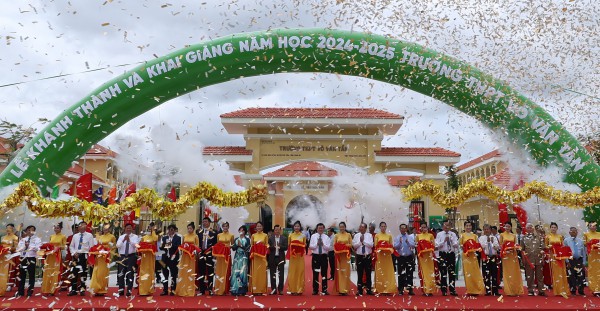 Thêm một ngôi trường 100 tỉ do VPBank tài trợ được khánh thành tại Long An Thêm một ngôi trường 100 tỉ do VPBank tài trợ được khánh thành tại Long An