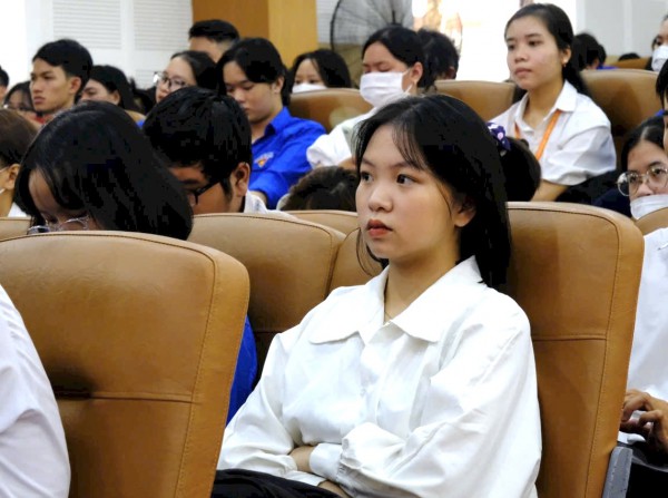 Thêm trường đại học 'đưa tiếng Anh thành ngôn ngữ thứ hai'