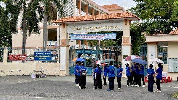 Thi lớp 10 TP.HCM: Phụ huynh lo lắng đưa con đến trường thi sớm