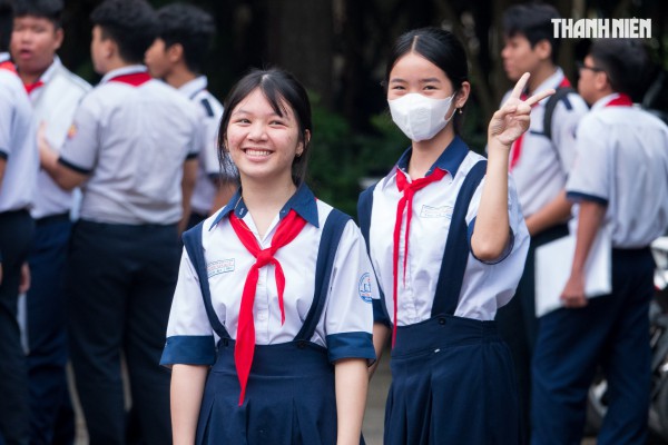 Thi lớp 10 TP.HCM: Thầy cô dậy sớm điểm danh, sẵn sàng viết thay sĩ tử