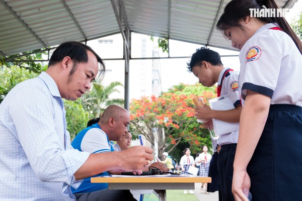 Thi lớp 10 TP.HCM: Thầy cô dậy sớm điểm danh, sẵn sàng viết thay sĩ tử