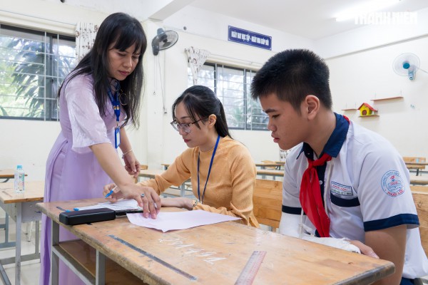 Thi lớp 10 TP.HCM: Thầy cô dậy sớm điểm danh, sẵn sàng viết thay sĩ tử