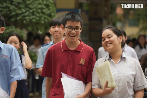 Thi lớp 10 TP.HCM: Thí sinh bất ngờ vì đề 'dễ', tự tin nắm 9 điểm