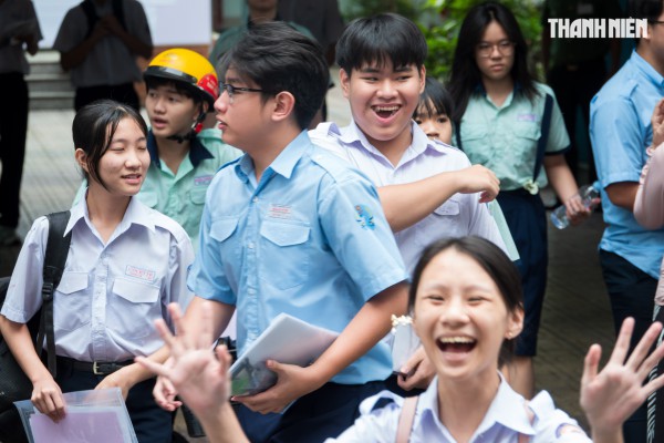 Thi lớp 10 TP.HCM: Thí sinh reo vui, nói đề văn dễ và đoán điểm 8, 9 Thi lớp 10 TP.HCM: Thí sinh reo vui, nói đề văn dễ và đoán điểm 8, 9