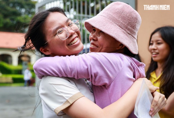 Thi lớp 10 TP.HCM: Thí sinh reo vui, nói đề văn dễ và đoán điểm 8, 9 Thi lớp 10 TP.HCM: Thí sinh reo vui, nói đề văn dễ và đoán điểm 8, 9