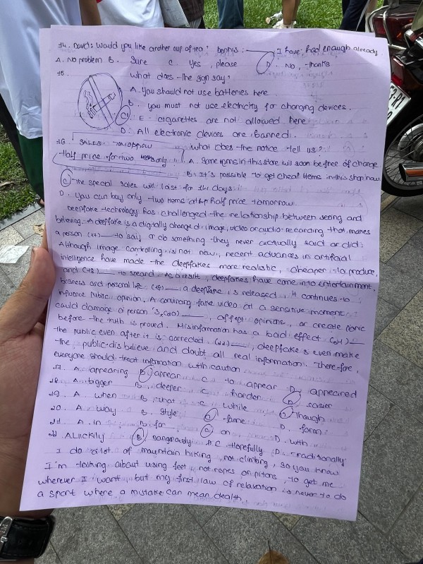 Thi lớp 10 TP.HCM: Tiếng Anh làm trong 30 phút, phần nào thí sinh thấy khó?