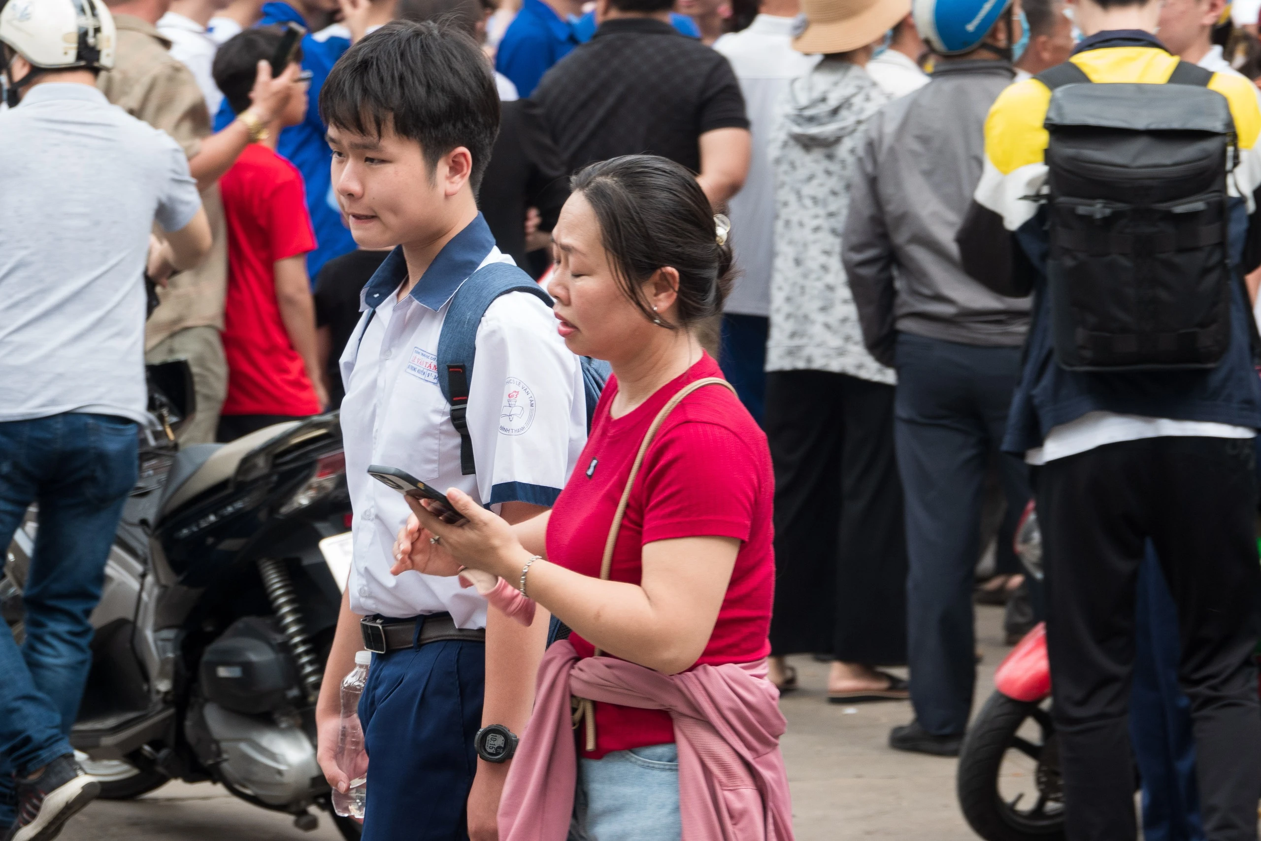 Thi lớp 10 môn toán xong, nhiều thí sinh TP.HCM bật khóc nức nở, vì sao?