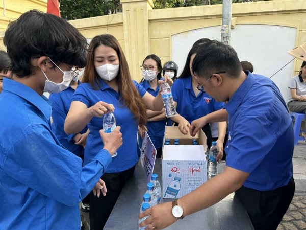 Thi lớp 10 tại Quảng Ninh: Hàng trăm thanh niên tình nguyện hỗ trợ thí sinh