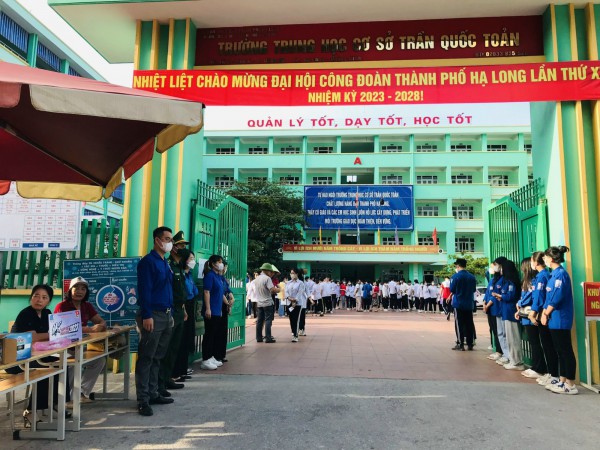 Thi lớp 10 tại Quảng Ninh: Hàng trăm thanh niên tình nguyện hỗ trợ thí sinh
