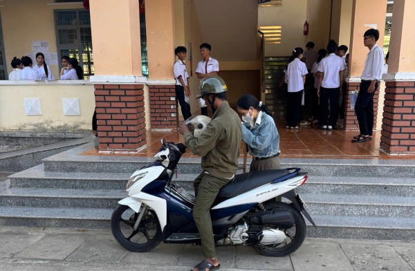 Thí sinh 39 tuổi chống nạng đi thi tốt nghiệp THPT, chồng ngày ngày đưa đón