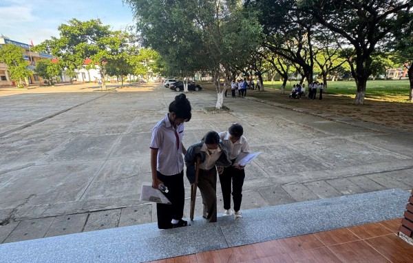 Thí sinh 39 tuổi chống nạng đi thi tốt nghiệp THPT, chồng ngày ngày đưa đón