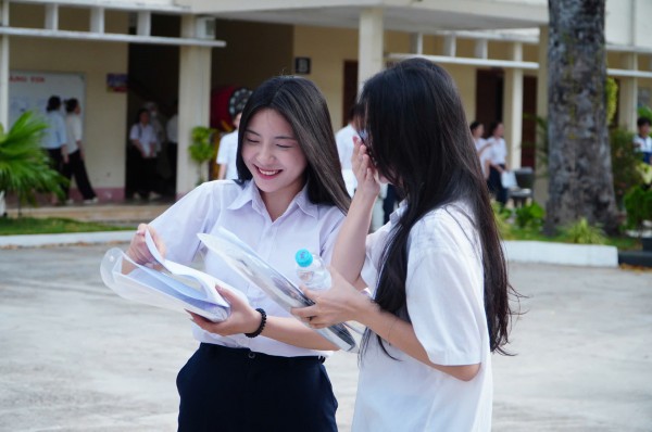Thí sinh 39 tuổi chống nạng đi thi tốt nghiệp THPT, chồng ngày ngày đưa đón