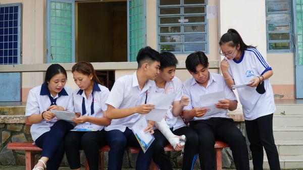 Thí sinh Cần Thơ bị gãy tay được thầy cô hỗ trợ làm bài thi Thí sinh Cần Thơ bị gãy tay được thầy cô hỗ trợ làm bài thi