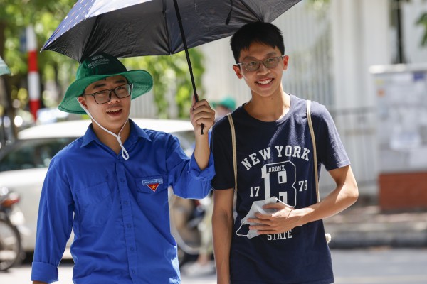 Thí sinh Hà Nội đội nắng đi làm thủ tục thi tốt nghiệp THPT Thí sinh Hà Nội đội nắng đi làm thủ tục thi tốt nghiệp THPT