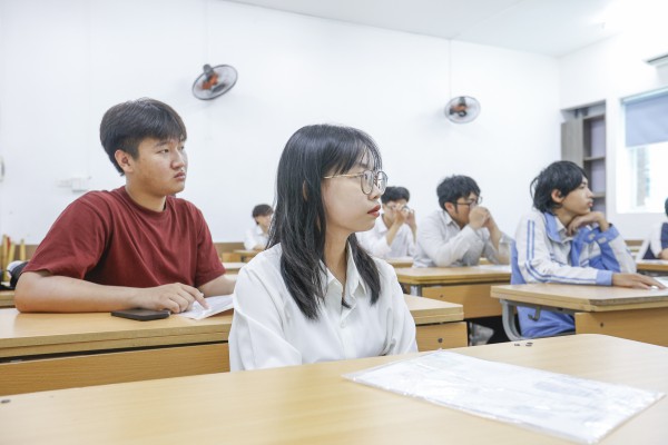 Thí sinh Hà Nội đội nắng đi làm thủ tục thi tốt nghiệp THPT