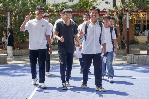 Thí sinh Hà Nội đội nắng đi làm thủ tục thi tốt nghiệp THPT Thí sinh Hà Nội đội nắng đi làm thủ tục thi tốt nghiệp THPT
