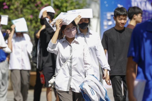 Thí sinh Hà Nội đội nắng đi làm thủ tục thi tốt nghiệp THPT